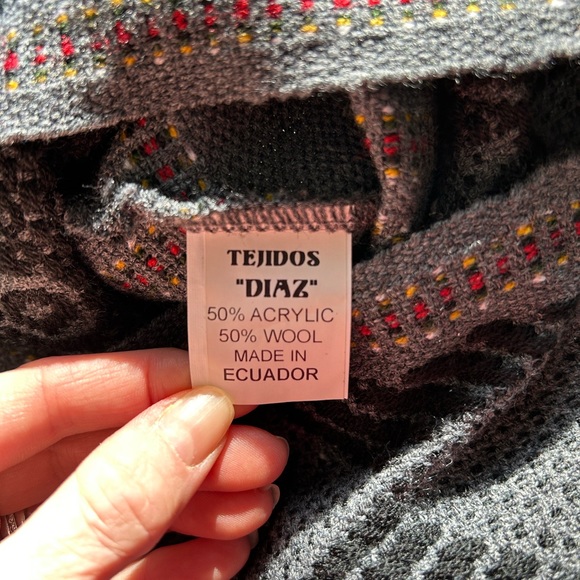 Tejidos Diaz- Gray Woven Ecuadorian Poncho - Picture 10 of 10
